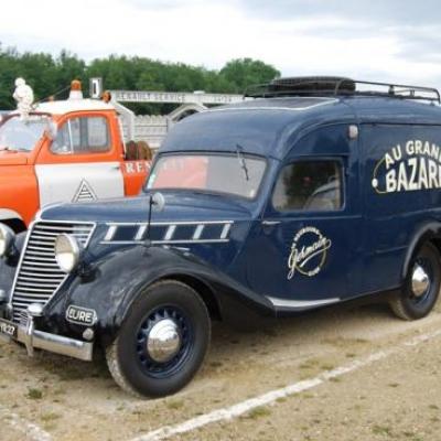 Renault avant guerre en camionnette tolée