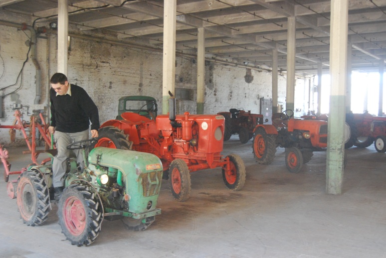 Dans la salle du matériel agricole avec Tracteurs en Weppes