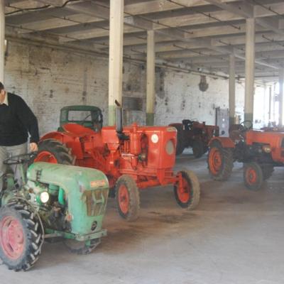 Dans la salle du matériel agricole avec Tracteurs en Weppes