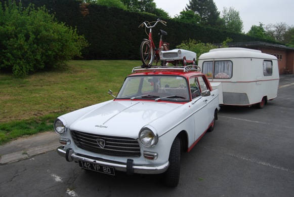 Route des vacances -  Bel equipage Peugeot 404 & sa caravane