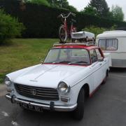 Route des vacances -  Bel equipage Peugeot 404 & sa caravane